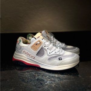 GUCCI sneakers size 37 (or US size 7). Gently used in great condition